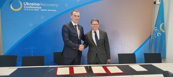 Le premier projet répond à une sollicitation des autorités ukrainiennes qui souhaitent la livraison d’hôpitaux modulaires entièrement équipés pour pallier la disparition des structures locales de santé endommagées par la guerre en Ukraine. Pour soutenir ce projet porté par l’entreprise française Ellipse Projects SAS, la France s’engage à financer à hauteur de 35M€ sous forme de prêt concessionnel du Trésor à des conditions très favorables (échéance de 20 ans, période de grâce de 5 ans et taux d’intérêt de 0,3%) ces solutions en matière de construction et de gestion hospitalière.  Le second projet répond à une demande des autorités ukrainiennes qui souhaitent acquérir des mammographes pour améliorer le diagnostic et la prise en charge du cancer du sein. Pour soutenir ce projet porté par l’entreprise française GE Medical Systems SCS, la France s’engage à financer à hauteur de 11,6M€ sous forme de prêt concessionnel du Trésor la livraison d’environ 25 mammographes. Ces équipements permettront un dépistage précoce et précis, augmentant ainsi les chances de survie et de rémission des patientes, dans ce contexte d’extrême difficulté d’accès aux soins.  Cette séquence marque l’aboutissement de plusieurs mois de discussions menées entre le Ministère ukrainien de la santé et l’association French Healthcare soutenue par le service économique de l’ambassade. Ce partenariat majeur dans le secteur de la santé répond à notre engagement en faveur de la résilience de l’Ukraine et ouvre la voie à de futures collaborations dans d’autres domaines qui contribueront à la reconstruction du pays. 